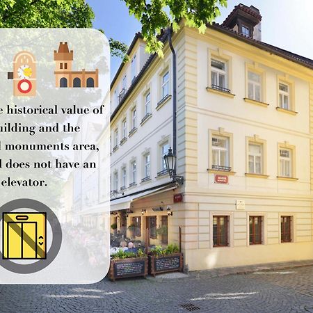 Hotel At The Golden Scissors Praha Bagian luar foto