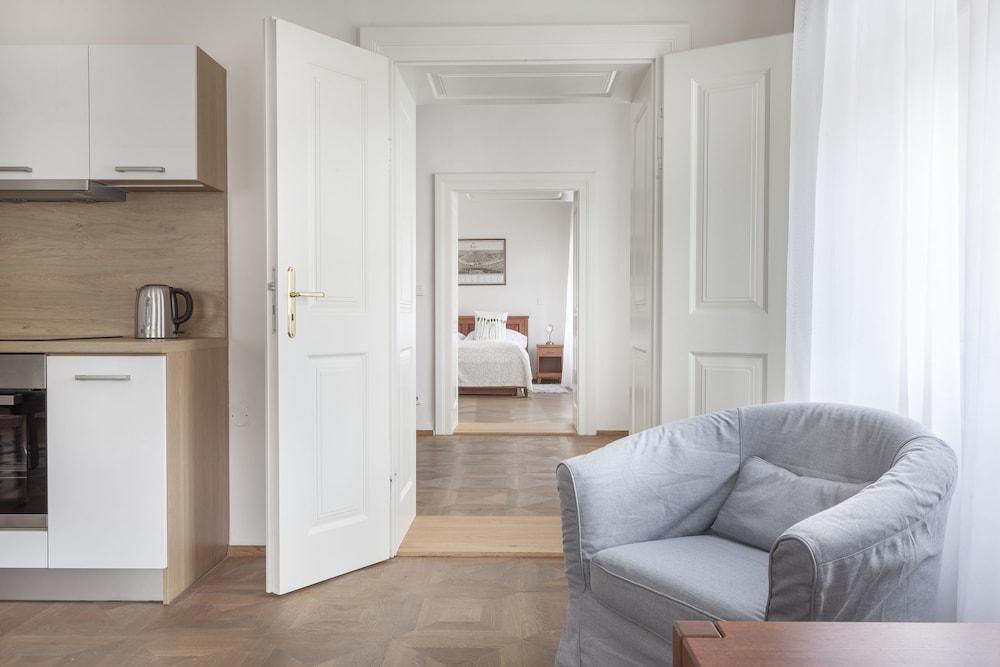 Hotel At The Golden Scissors Praha Bagian luar foto