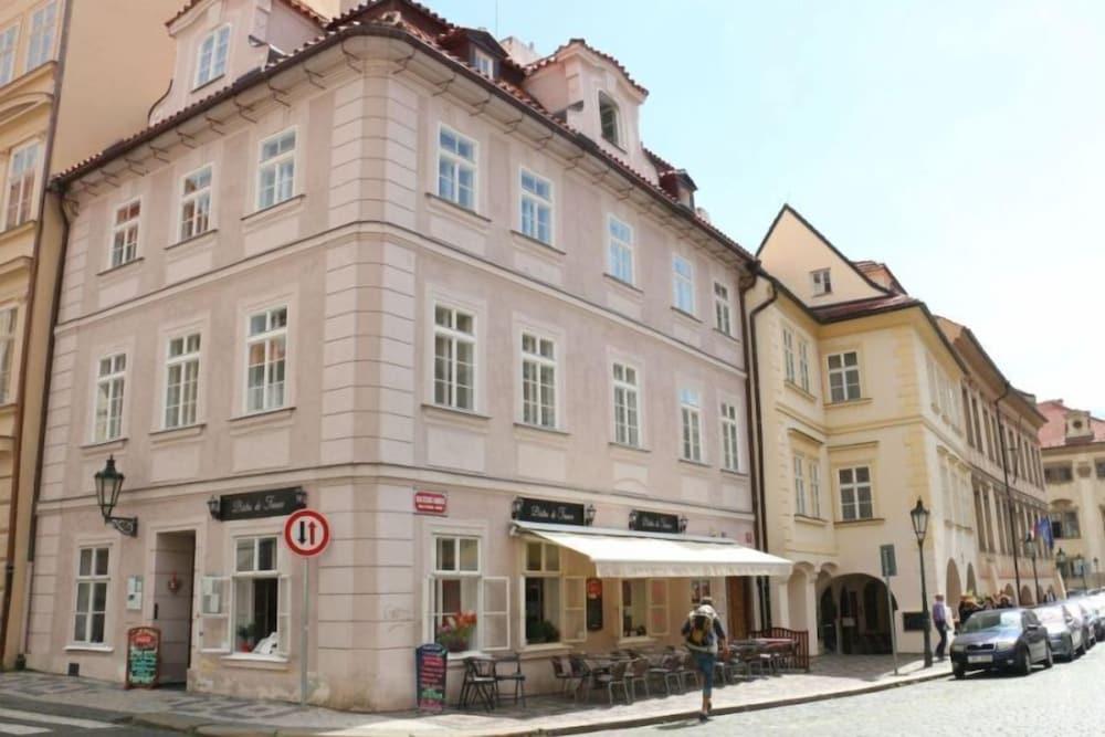 Hotel At The Golden Scissors Praha Bagian luar foto