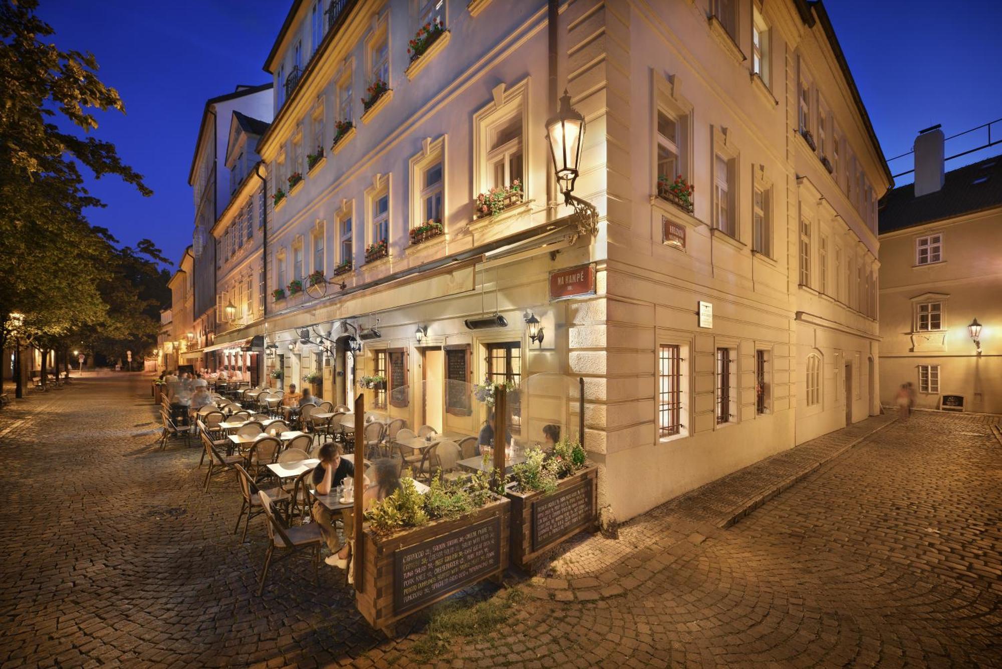 Hotel At The Golden Scissors Praha Bagian luar foto