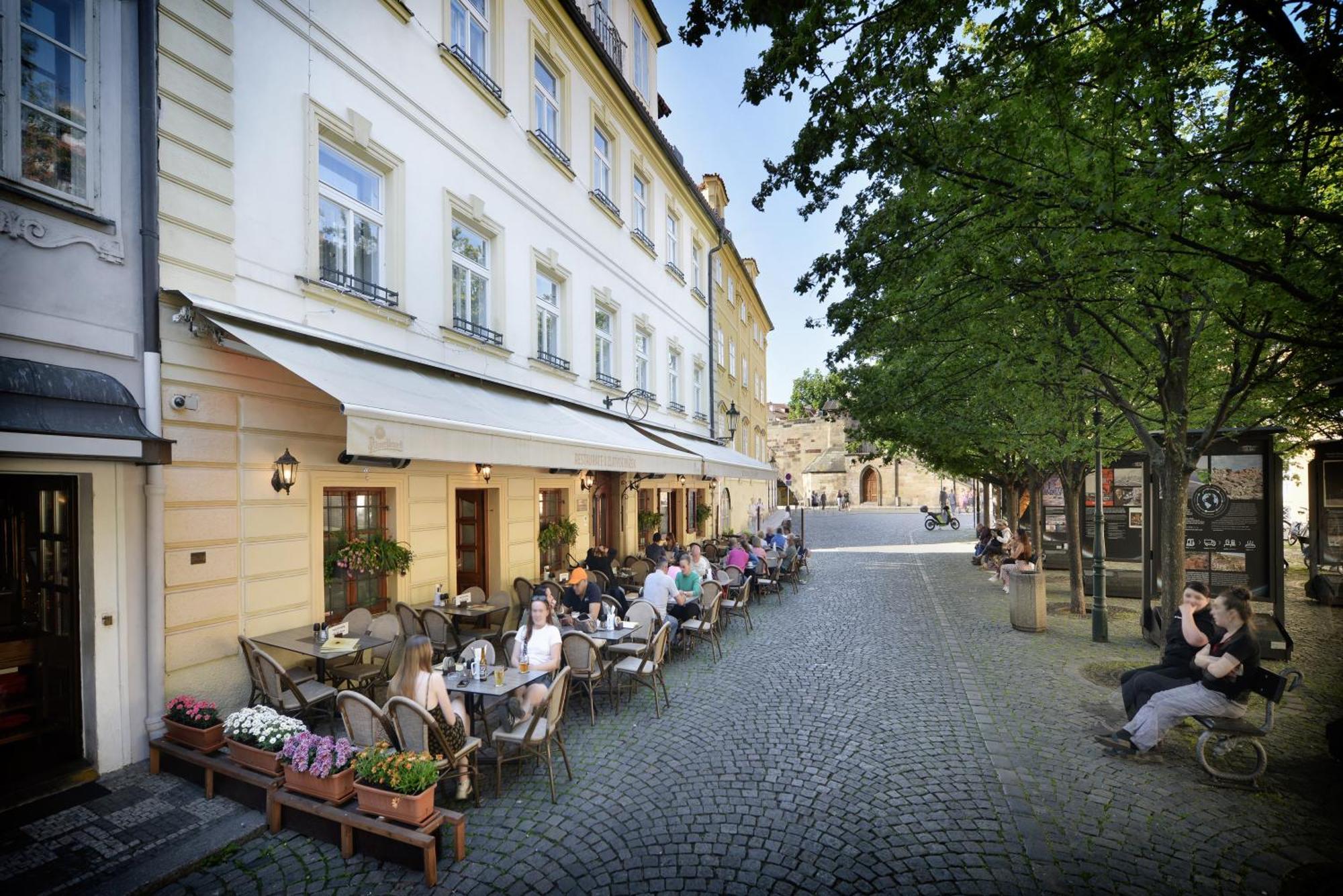 Hotel At The Golden Scissors Praha Bagian luar foto