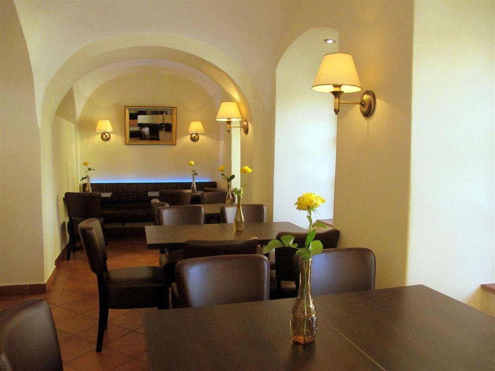 Hotel At The Golden Scissors Praha Bagian luar foto