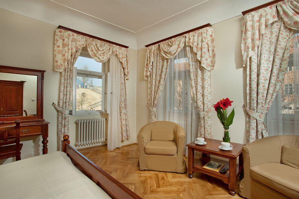 Hotel At The Golden Scissors Praha Bagian luar foto