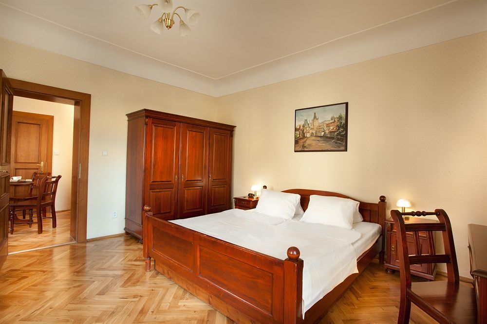 Hotel At The Golden Scissors Praha Bagian luar foto