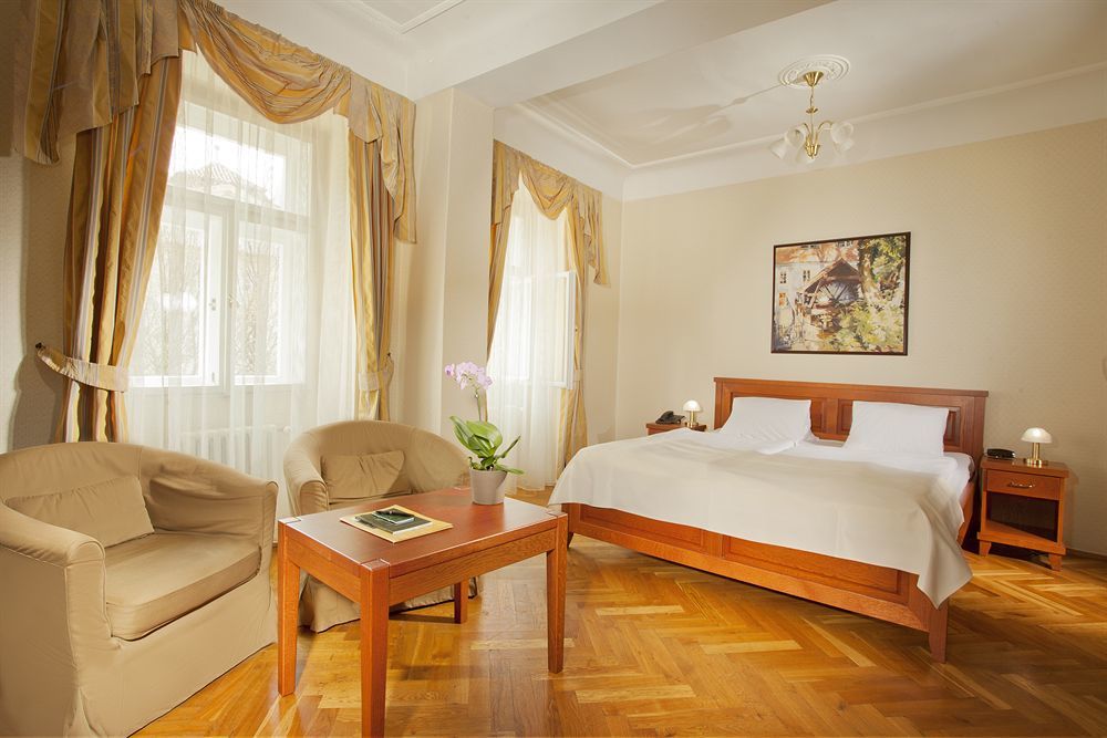 Hotel At The Golden Scissors Praha Bagian luar foto