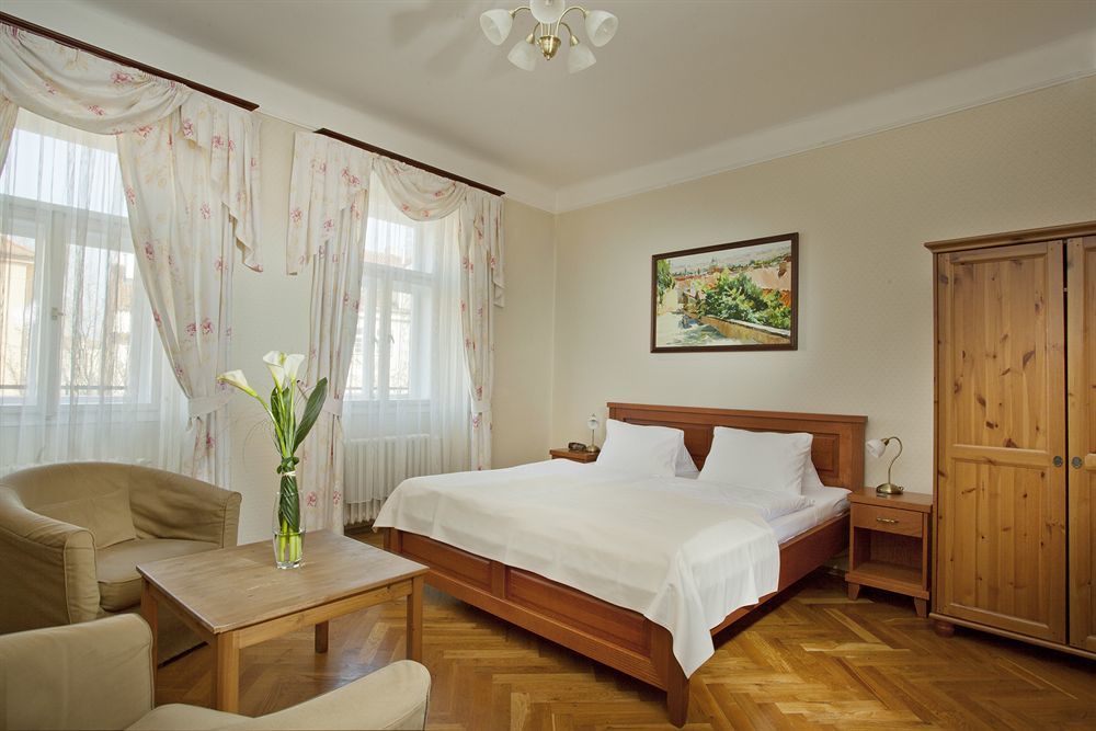 Hotel At The Golden Scissors Praha Bagian luar foto
