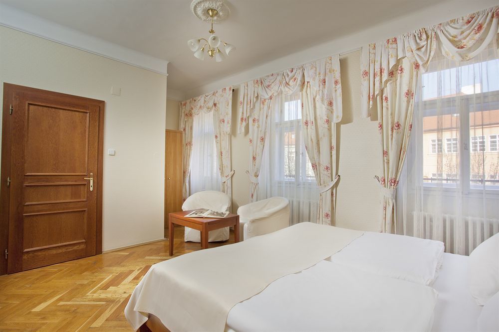 Hotel At The Golden Scissors Praha Bagian luar foto