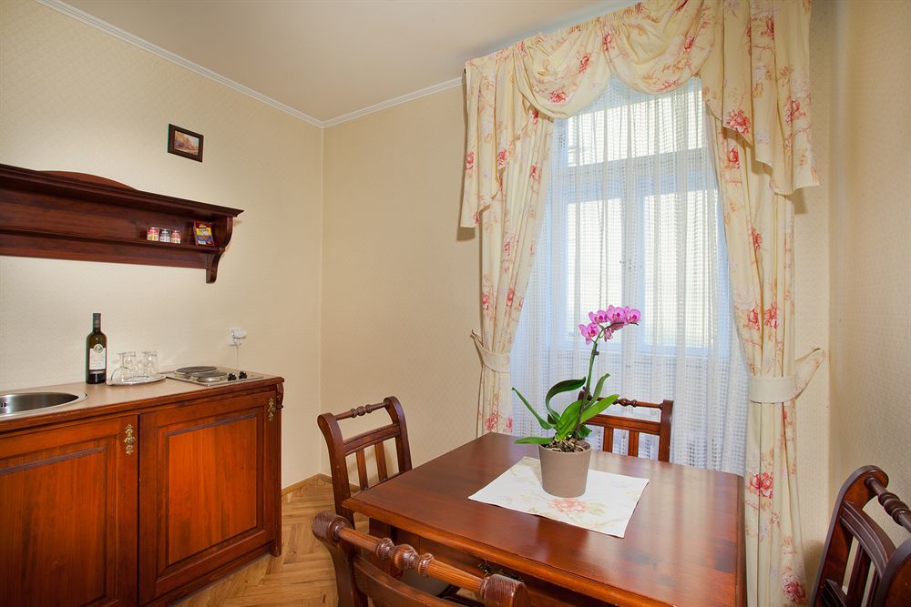 Hotel At The Golden Scissors Praha Bagian luar foto
