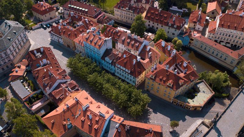 Hotel At The Golden Scissors Praha Bagian luar foto