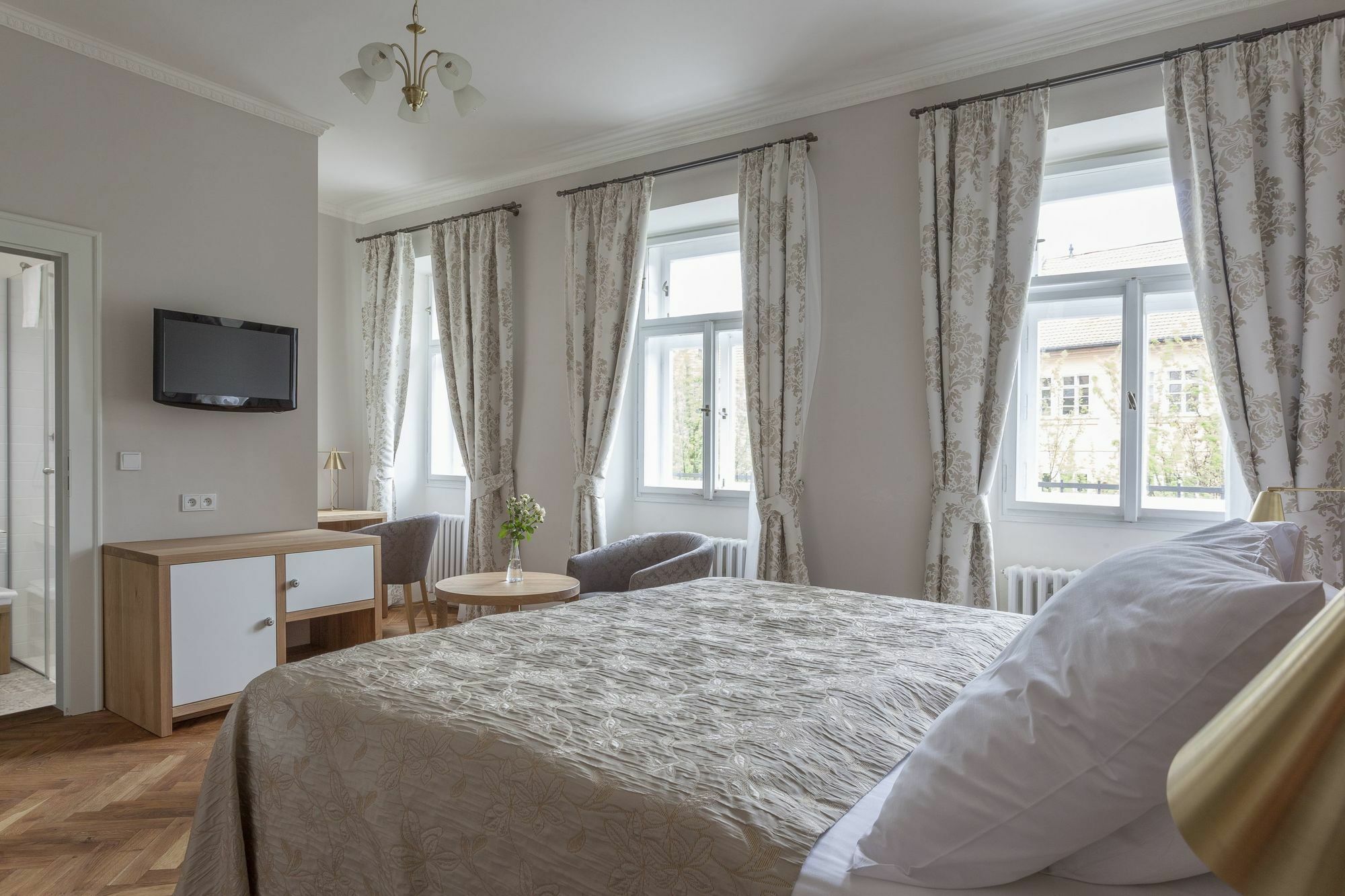 Hotel At The Golden Scissors Praha Bagian luar foto