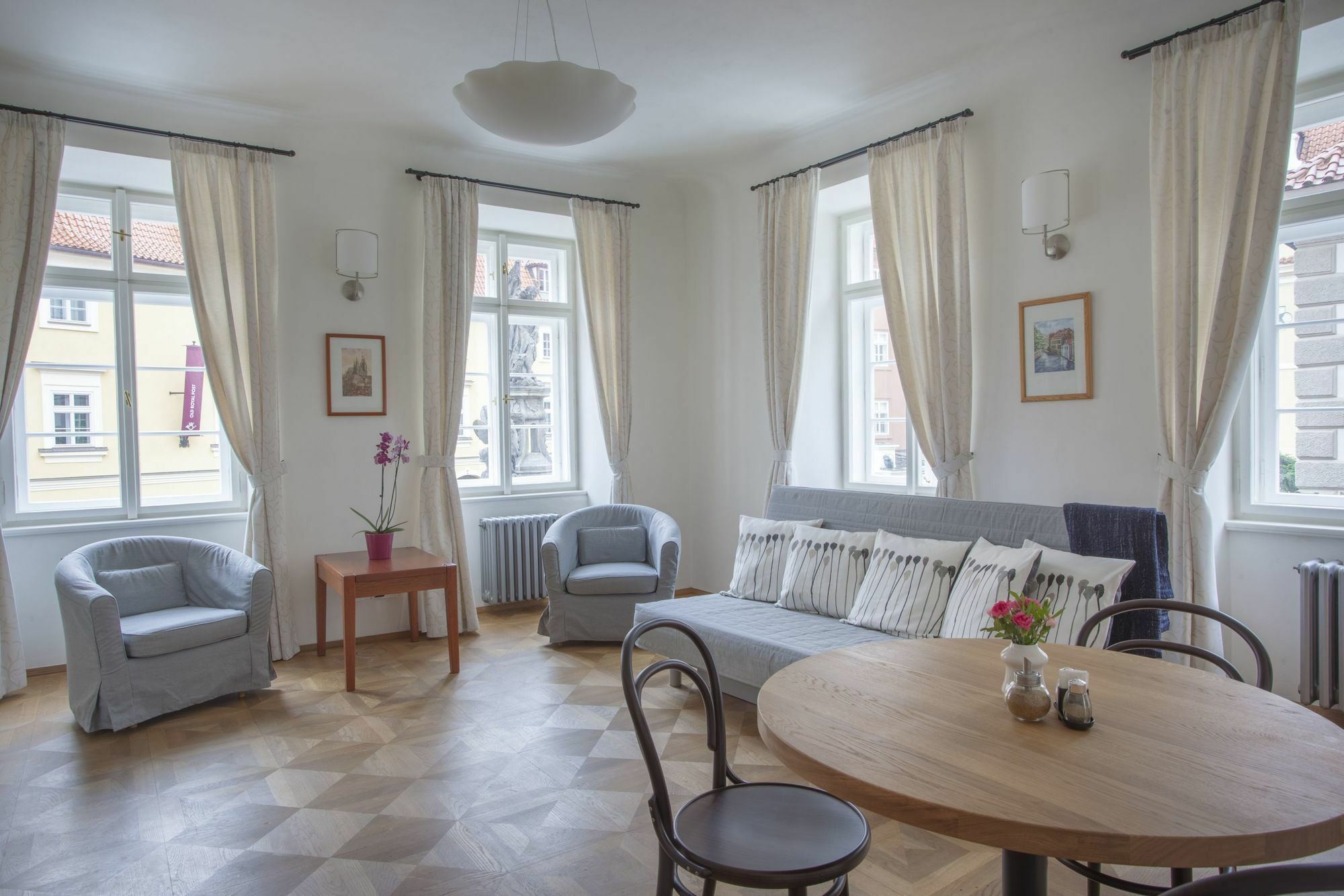 Hotel At The Golden Scissors Praha Bagian luar foto