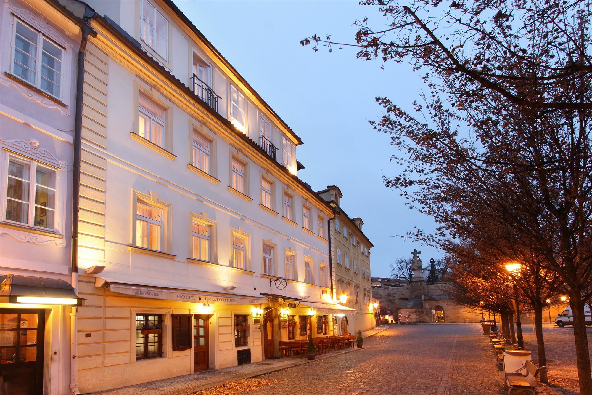 Hotel At The Golden Scissors Praha Bagian luar foto