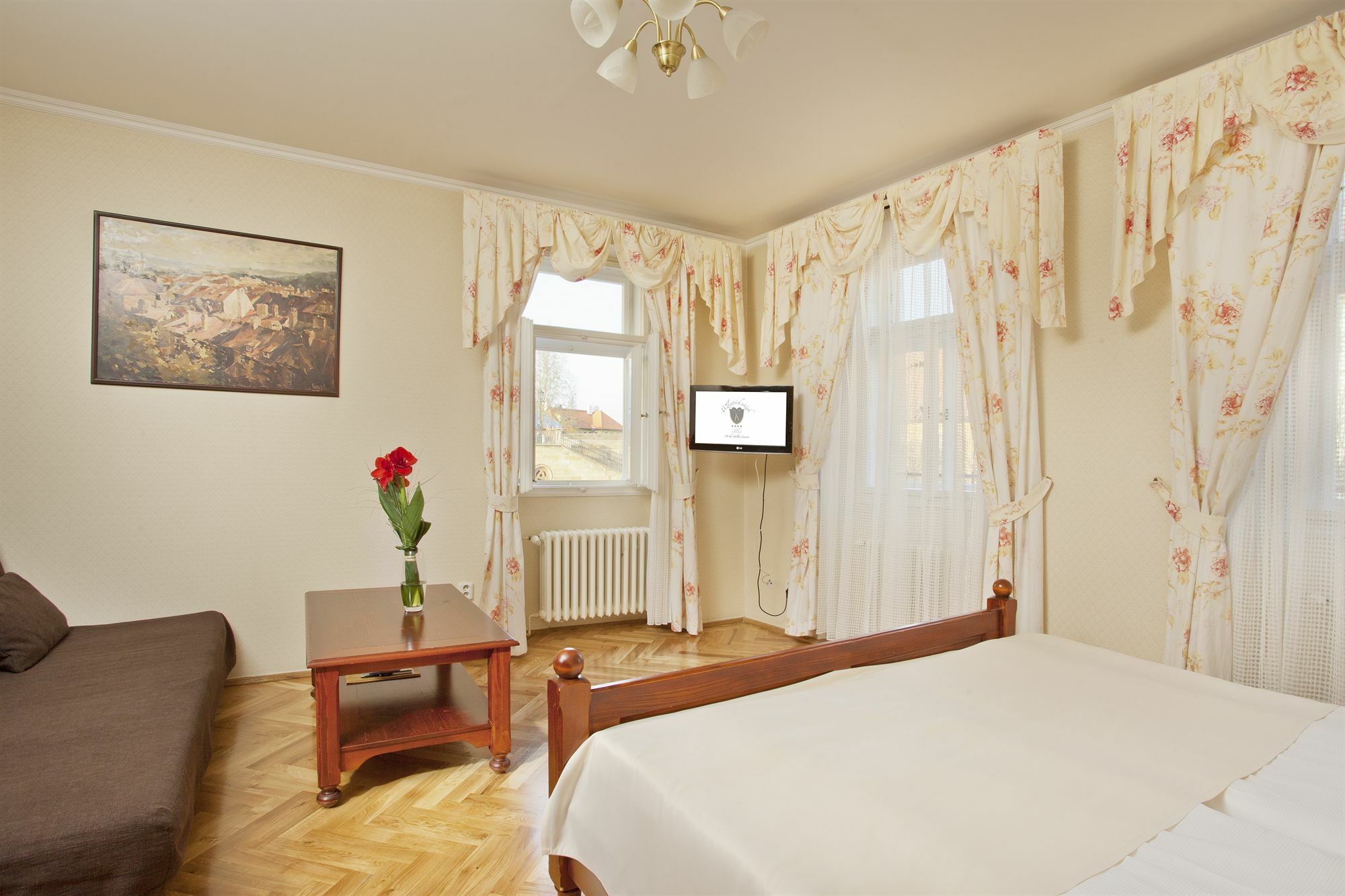 Hotel At The Golden Scissors Praha Bagian luar foto