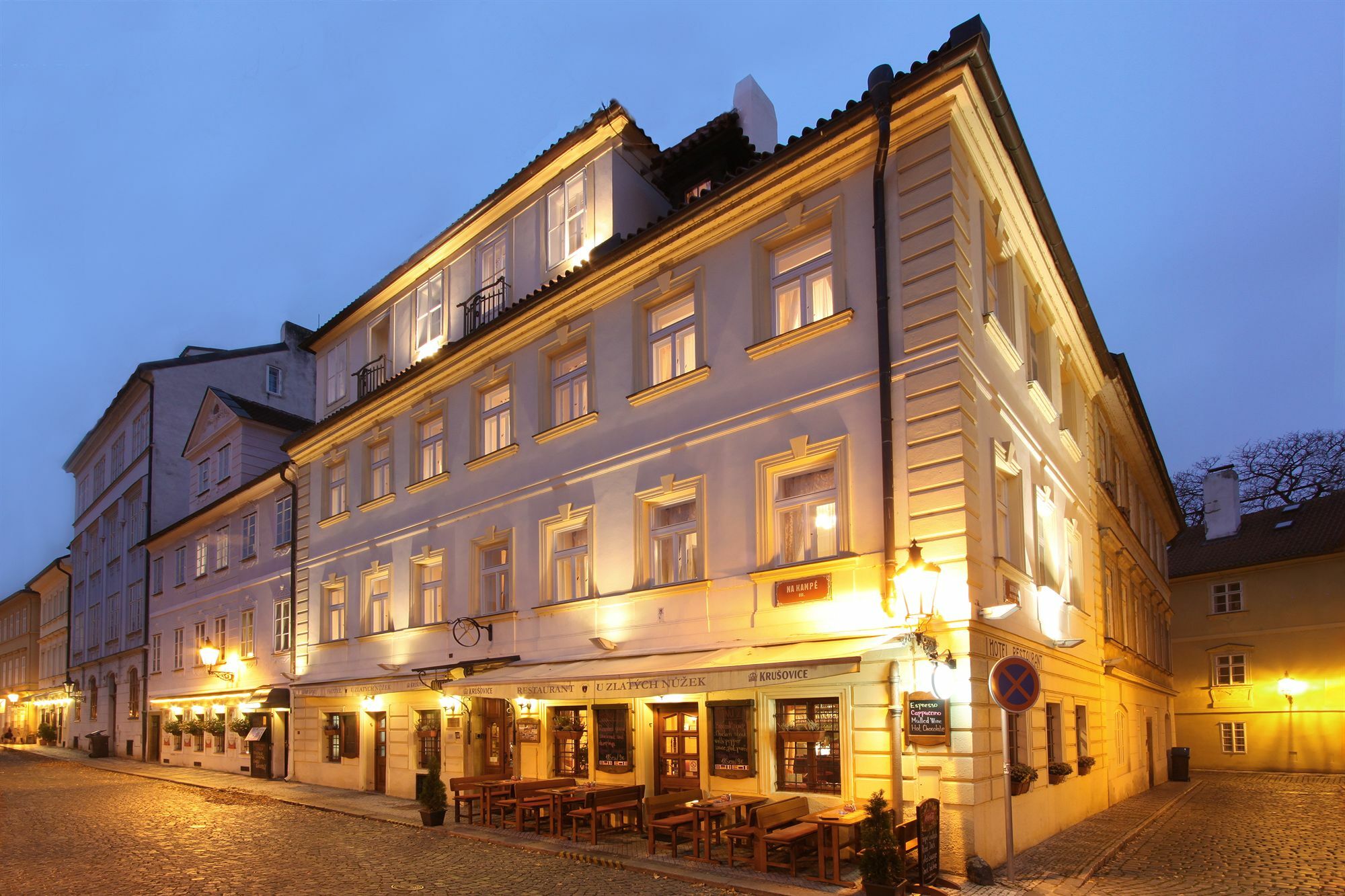 Hotel At The Golden Scissors Praha Bagian luar foto