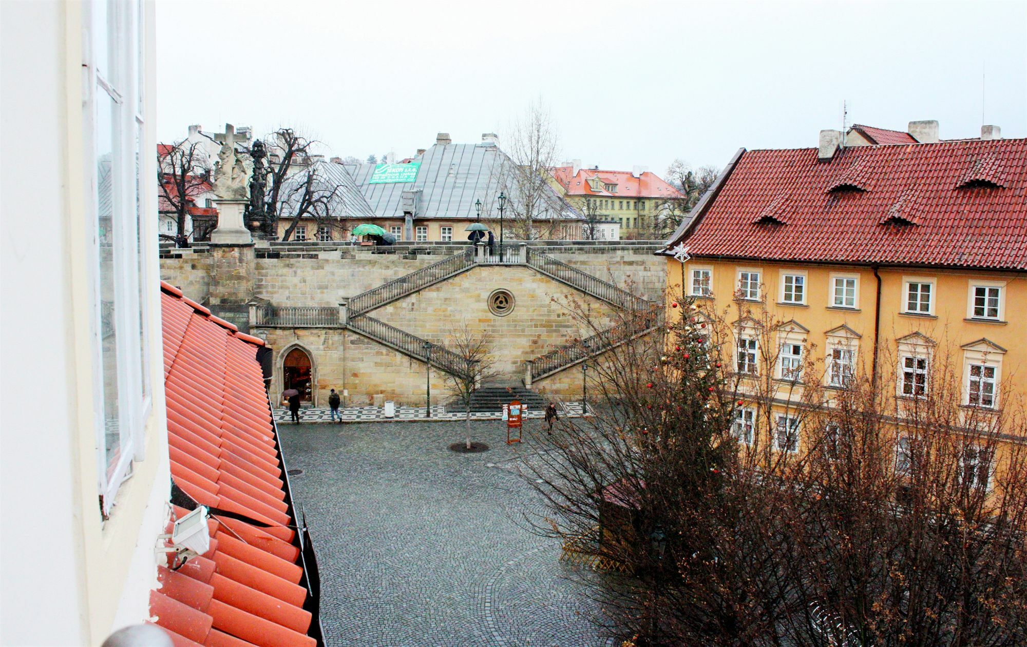 Hotel At The Golden Scissors Praha Bagian luar foto