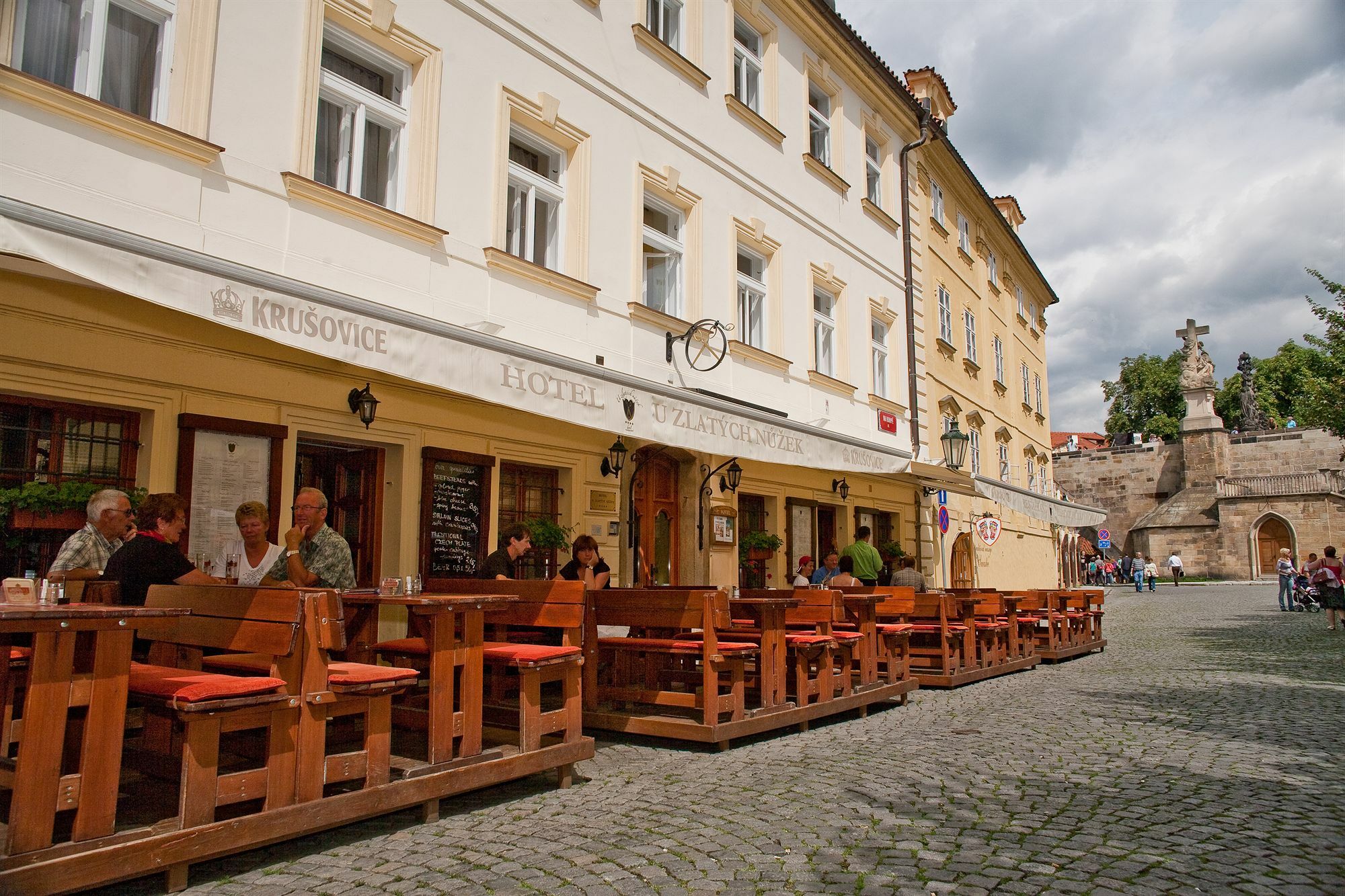 Hotel At The Golden Scissors Praha Bagian luar foto